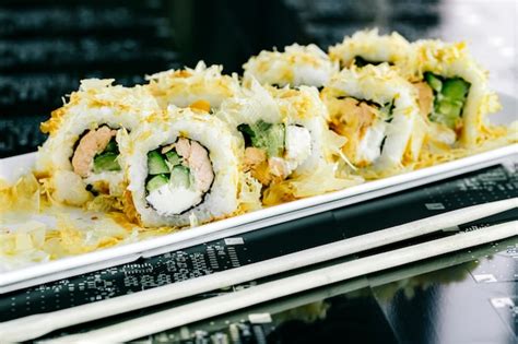 Sushi cocido y rollos vegetarianos