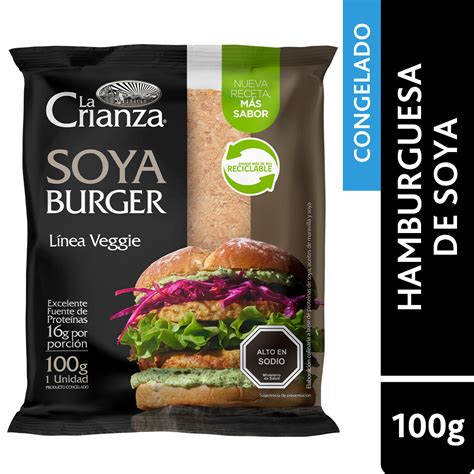 Fotografía de una hamburguesa de soya lista para cocinar, destacando su apariencia apetitosa.
