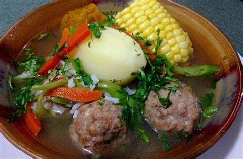 cazuela de albóndigas sin pan humeante con verduras