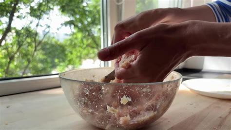 manos formando albóndigas de carne