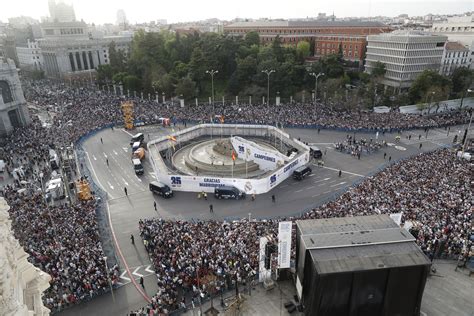 Foto antigua de la Plaza de Cibeles con aficionados de fútbol celebrando