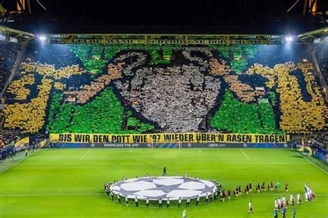 Montaje de varios mosaicos y tifos de aficiones de fútbol