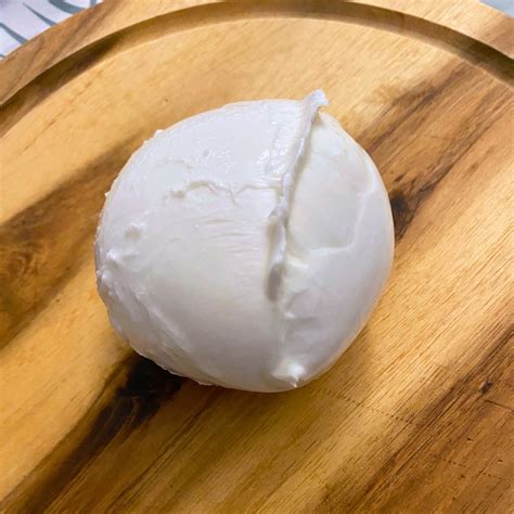 Fotografía de una mozzarella fresca de búfala con su interior cremoso