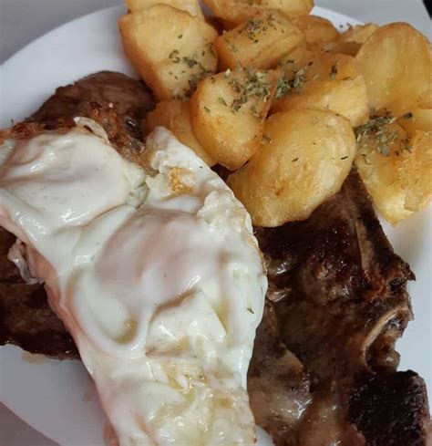 Plato de ojo de bife con papas soufflé