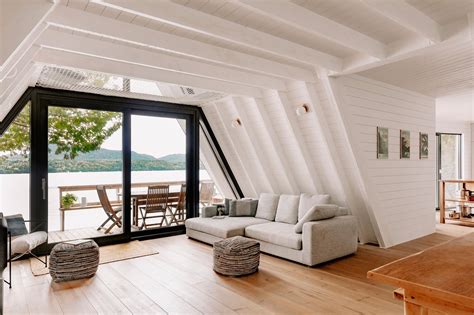 Interior del salón de Cabaña Las Lilas con vista al dique