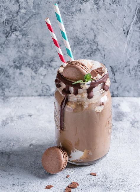 imagen de un batido de chocolate con opciones saludables al lado