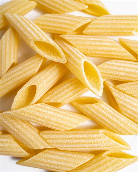 Proceso de cocción de la pasta penne rigate y su posterior integración a la salsa.