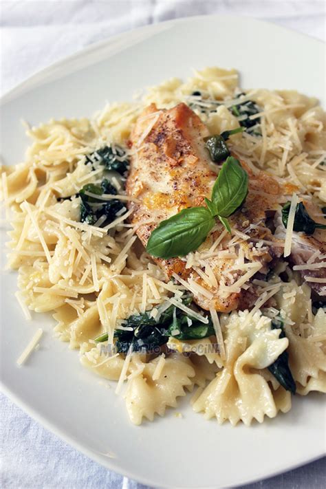Plato de pasta a la mantequilla con espinacas, albahaca, limón y tilapia.