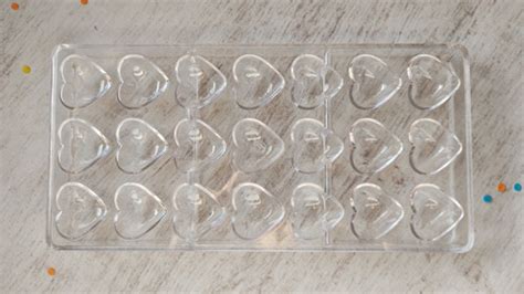 Foto de moldes de policarbonato para bombones, limpios y listos para usar.
