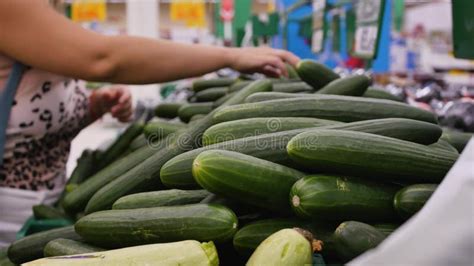 Selección de pepinos frescos en el mercado