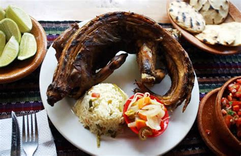 Plato de iguana guisada o asada, mostrando la textura de la carne