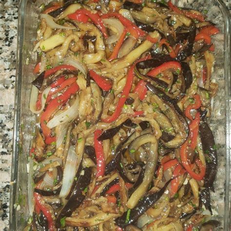 Antipasto de berenjenas horneadas servido en un tazón