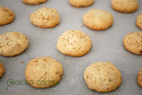 Una bandeja de galletas de nuez recién horneadas y espolvoreadas con azúcar glas