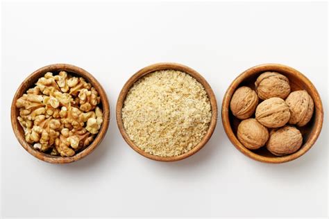 Comparación de texturas de nueces molidas: una parte gruesa y otra fina como harina