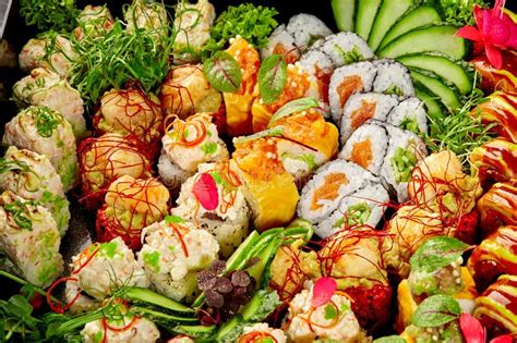Fotografía profesional de una bandeja de sushi variada con piezas en panko y envueltas en palta