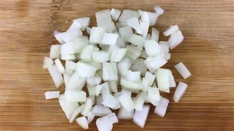 Cebolla cortada en brunoise lista para freír