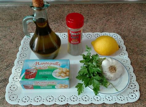 Ingredientes para la beurre persillée: mantequilla, ajo, perejil y chalotas