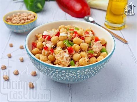 Foto de sándwich vegano con ensalada de garbanzos y salsa buffalo