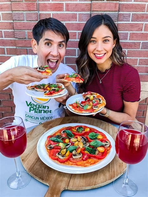 Fotografía de Yovana Mendoza (Rawvana) en un entorno natural que proyecta un estilo de vida saludable basado en frutas y vegetales.