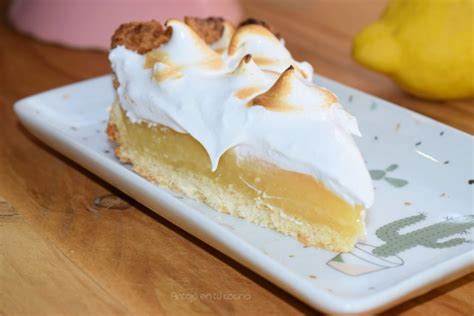 Tarta de manzana y limón decorada con merengue y chocolate