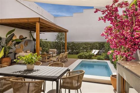 Fotografía del área exterior con piscina, terraza y jardín consolidado
