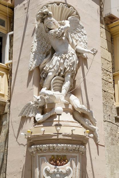 Detalle de una escultura de piña en la fachada de un edificio histórico.