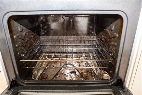 Foto de un horno sucio con residuos de comida quemada