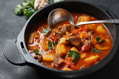 fotografía de un plato de goulash húngaro tradicional con su guarnición