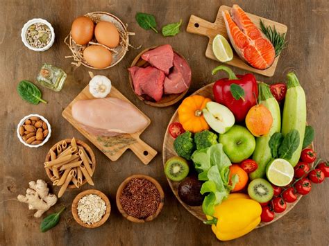 Imagen que ilustra alimentos a evitar para la salud de la próstata, como carnes grasas y ultraprocesados.