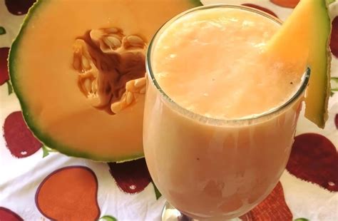 Imagen de un batido refrescante de melón y frambuesa, decorado con una hoja de menta.