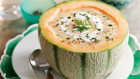 Plato de sopa fría de melón y frambuesa servido en un cuenco elegante.