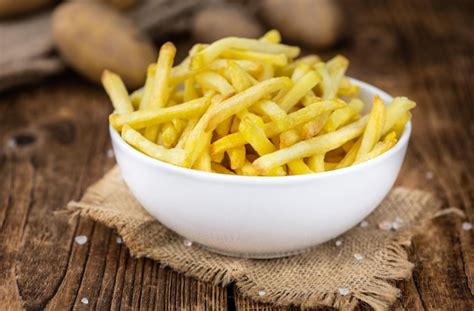Papas fritas recién hechas y doradas en un tazón