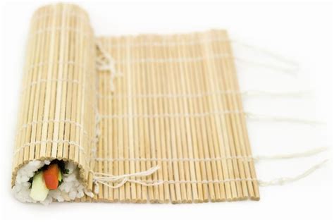 Ilustración paso a paso de cómo hacer un rollo de sushi (maki) utilizando una esterilla de bambú.