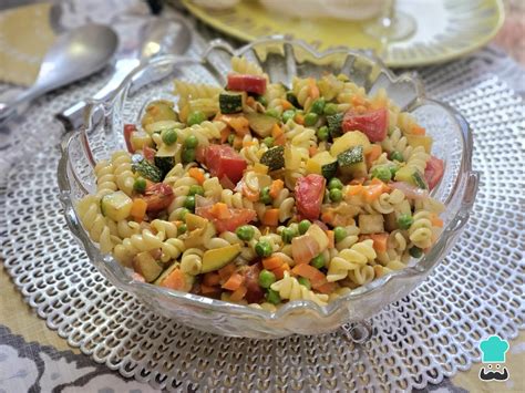 Variedad de verduras frescas para acompañar los fideos integrales.