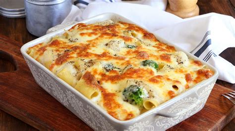 Fuente para horno con fideos integrales gratinados.
