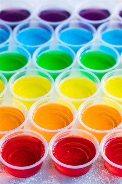 Fotografía de Jello Shots de varios pisos con diferentes colores y sabores.