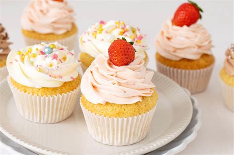 Cupcakes decorados con motivos de rock y arquitectura para un novio.