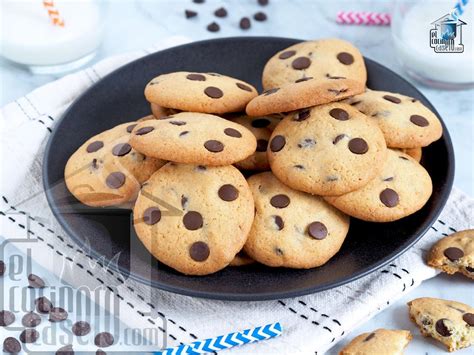Esquema visual que muestra los pasos para formar y aplastar las galletas con un tenedor.