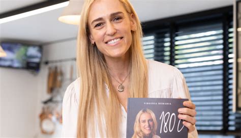 Fotografía de Virginia Demaria Averill en una cocina, mostrando su faceta de chef.