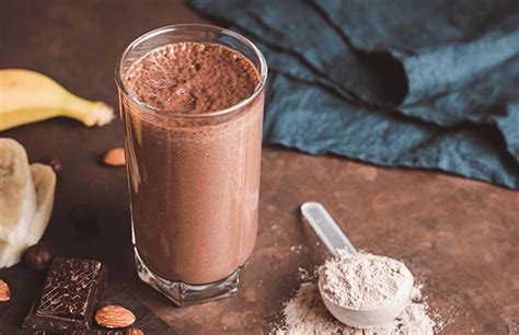 Batido de proteína con frambuesas y cacao en un vaso con pajita