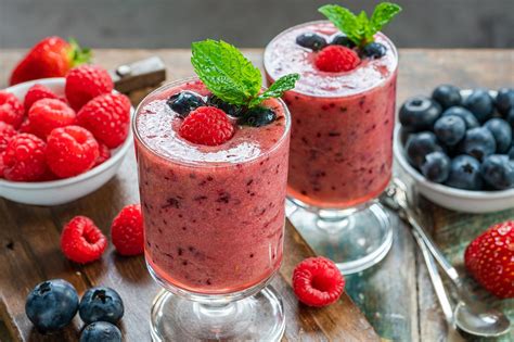 Un apetitoso batido de frutos rojos con avena en un vaso transparente
