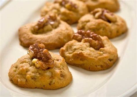 Primer plano de galletas de mantequilla con nueces caramelizadas pegadas encima