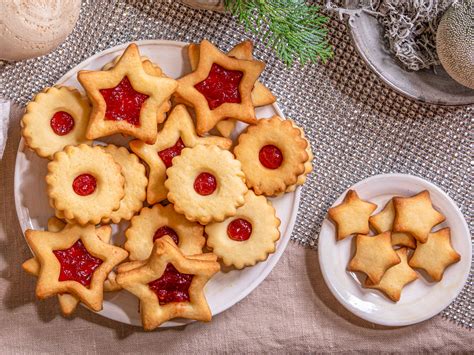 Galletas de nuez rellenas de mermelada, unas con azúcar glass y otras sin