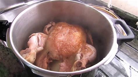 Olla Marmicoc con patitas de pollo cocinándose