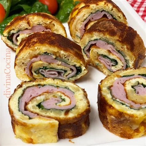 Ingredientes básicos para un rollo de tortilla relleno: huevos, jamón, queso y tomate frito