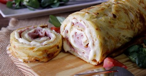Rollo de tortilla relleno con jamón y queso antes de ser cortado