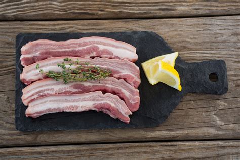 Corte de lonchas de panceta de cerdo para chicharrón