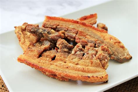 Chicharrón de cerdo crujiente servido en un plato