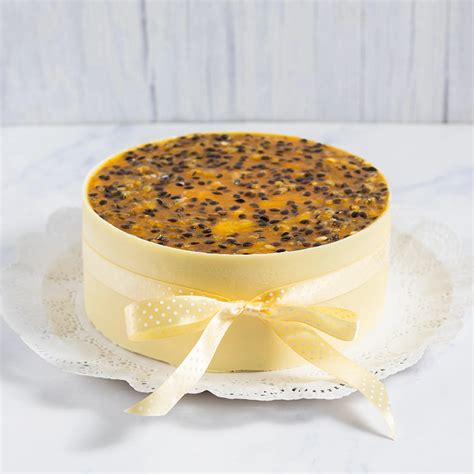 Torta de capas de chocolate blanco y maracuyá con fruta fresca