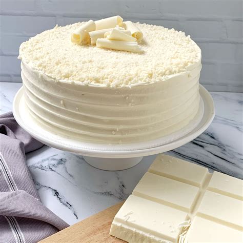 Torta de chocolate blanco y maracuyá en corte, mostrando las capas